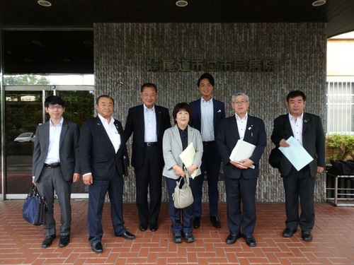 尾道市役所の建て替え候補地を決める際、市長が約５０箇所、計４０００人に説明会を行った。