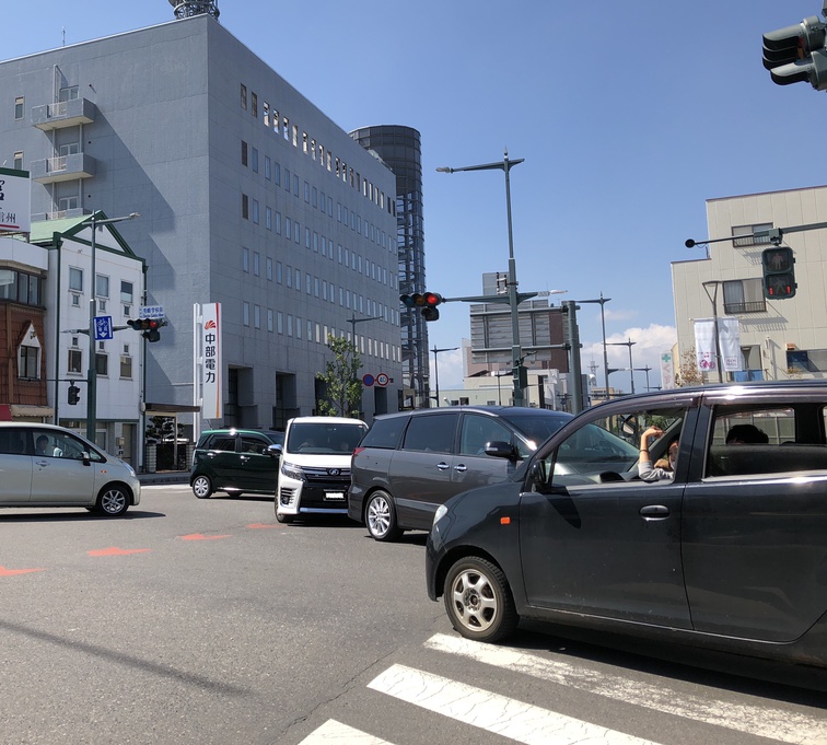 イオンモール松本グランドオープン後、初となる日曜日は周辺が混雑。公式ホームページトップにある駐車場空き状況の確認を。