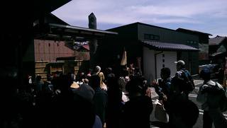 春爛漫!御柱祭・下社 山出し、木落し坂前で…♪ 春爛漫!御柱祭・下社 山出し、木落し坂前で…♪