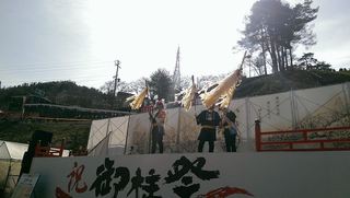 春爛漫!御柱祭・下社 山出し、木落し坂前で…♪ 春爛漫!御柱祭・下社 山出し、木落し坂前で…♪