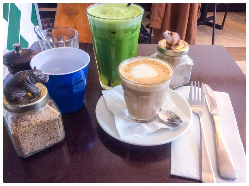Flat white and the green juice 