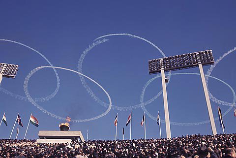 ブルーインパルスが東京オリンピックで五輪を描いてから今日で60周年… ブルーインパルスが東京オリンピックで五輪を描いてから今日で60周年…