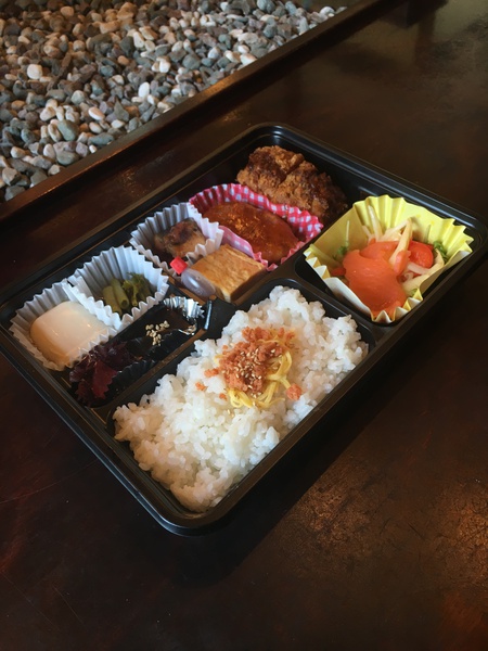 おまかせ幕内弁当 (1000円+税) おまかせ幕内弁当 (1000円+税)
