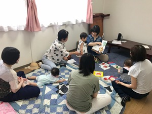 「赤ちゃんと一緒に読む絵本の会」 を開催しました。