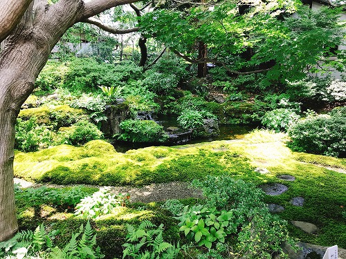 小布施町　桜井甘精堂泉石亭。