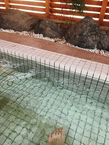 ファミリーマート信州上山田温泉店の足湯。