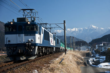 中央アルプス・駒ヶ岳をバックに野尻駅を発車する3088レ