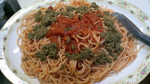 トマト風味のスパゲティ・ジェノベーゼ