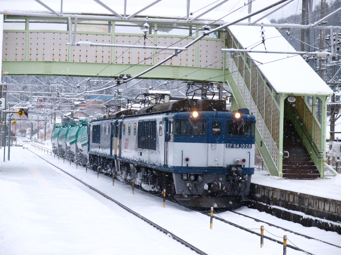 続いて上りタキ 雪の野尻駅