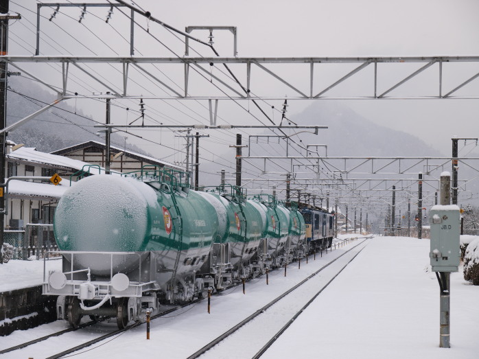 続いて上りタキ 雪の野尻駅
