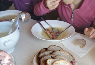 ファウルホルン山頂のホテルで食べるスープ＆ソーセージ
