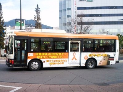 【千曲バス】 オレンジリボンのラッピングバス、活躍中！