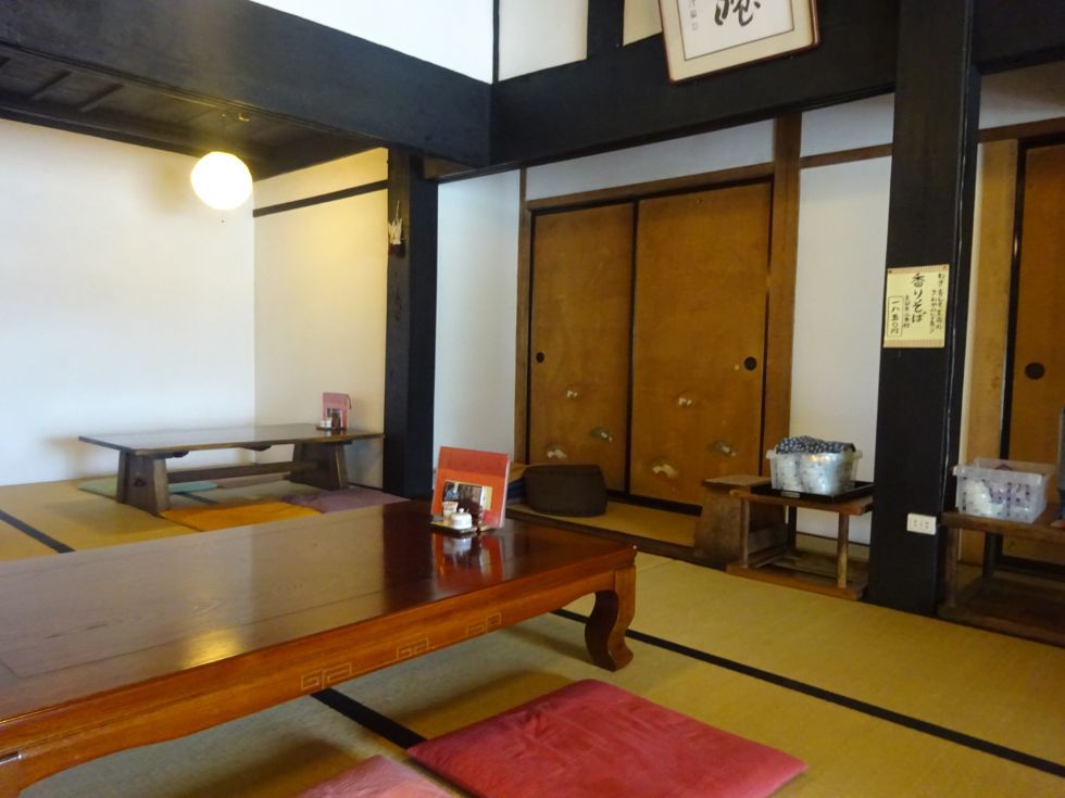 利根川蕎麦店 観光客のリピーターが多い萱引き屋根の品のあるお蕎麦屋さん 利根川蕎麦店 観光客のリピーターが多い萱引き屋根の品のあるお蕎麦屋さん