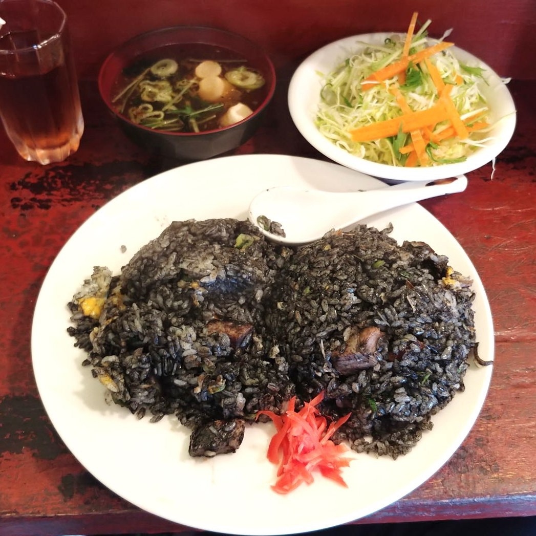 秋山食堂　黒にんにく炒飯大盛り（ダブル盛り）サラダスープ付き 　＠長野市超大盛りランチグルメ