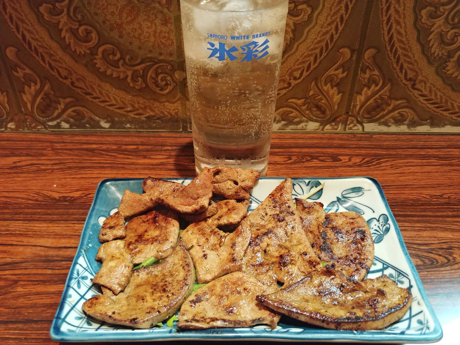 スモークブラウンソーセージと青梗菜炒め&豚レバー塩焼き @信州の深夜食堂大町市強面のうどん屋のオヤジグルメ スモークブラウンソーセージと青梗菜炒め&豚レバー塩焼き @信州の深夜食堂大町市強面のうどん屋のオヤジグルメ