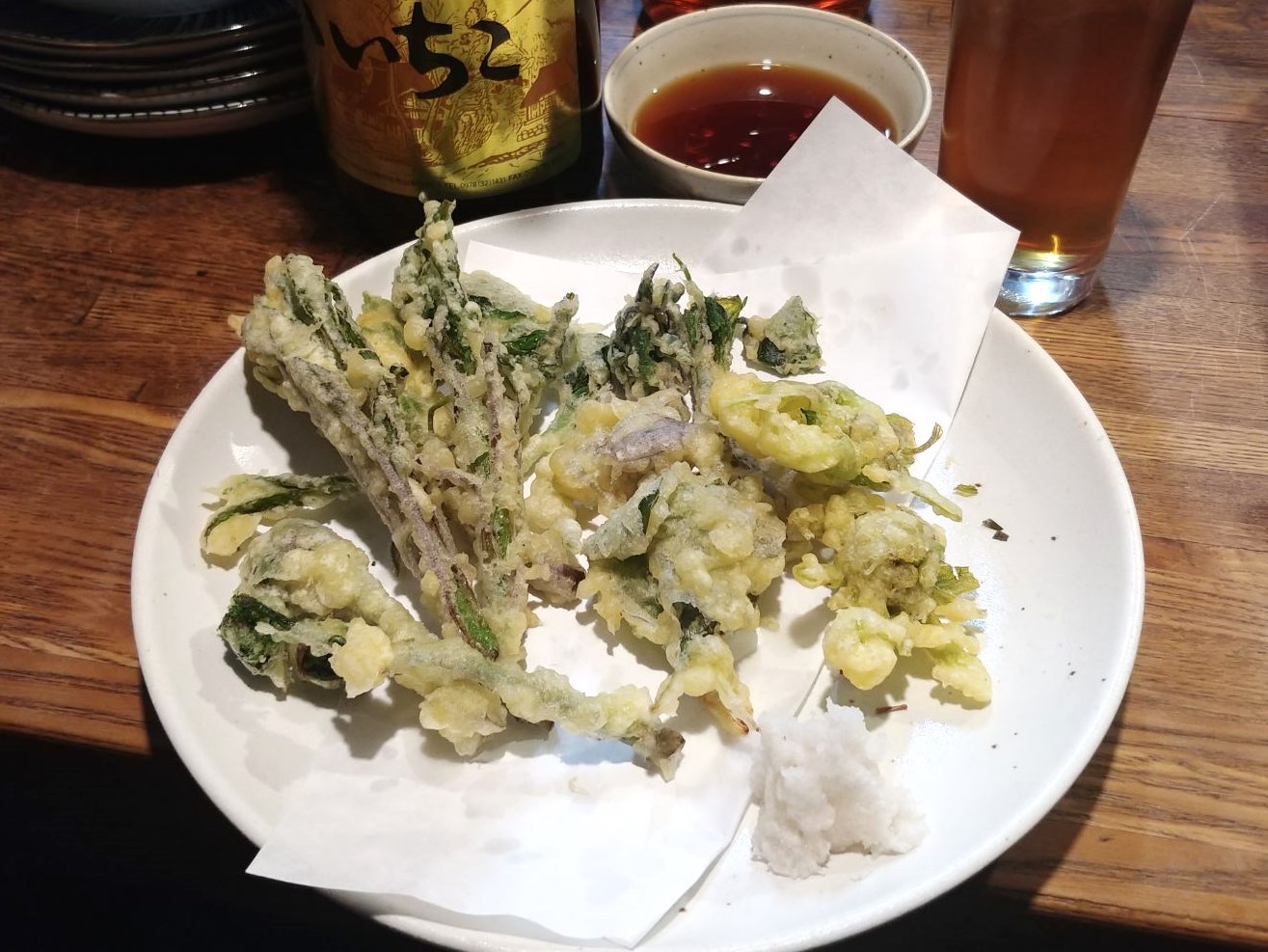 山菜の天ぷら（コゴミ　ヤマソ　わさび葉　 もみじ傘　ふきのとう　カタクリの花）　＠大町市山菜料理情報