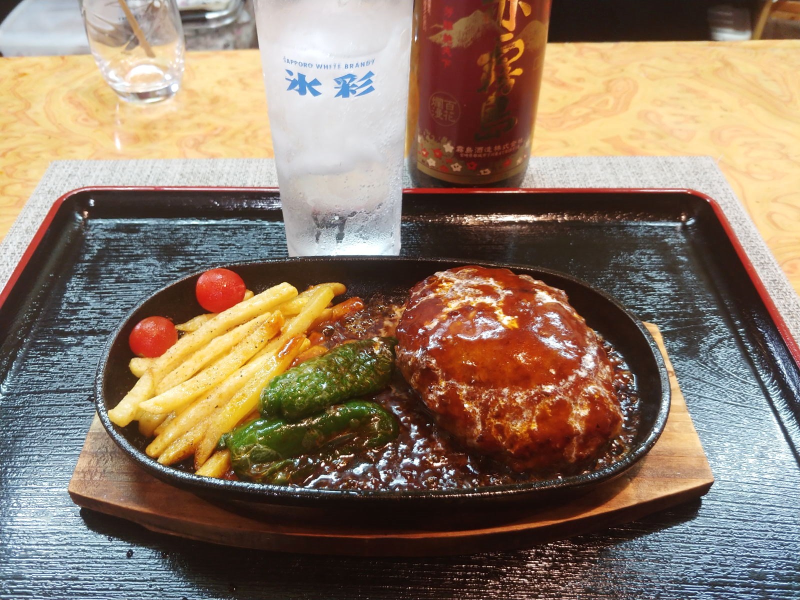 老舗洋食屋をも凌ぐ居酒屋の美人女将が作る超絶品ビーフハンバーグステーキ&ナポリタン @大町市一品料理 みつばち 老舗洋食屋をも凌ぐ居酒屋の美人女将が作る超絶品ビーフハンバーグステーキ&ナポリタン @大町市一品料理 みつばち