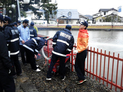 上田市消防団第15分団 今年度初の水出し訓練