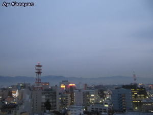高い雲の下で