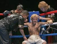 内藤戦の11R開始前、亀田大毅の耳元でアドバイスを送る父・史郎氏