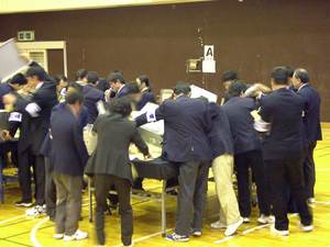 投票箱を開ける市職員