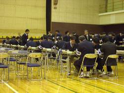 票を分類する市職員
