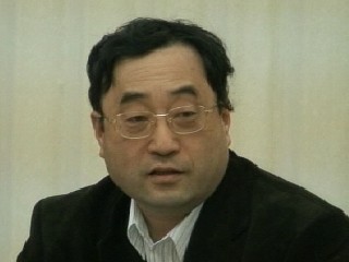 会見する飯田市立病院の山崎産婦人科部長