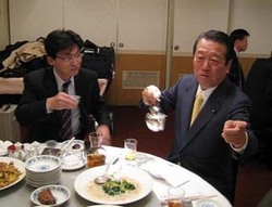 一新会倶楽部定例会懇親会で小沢代表から激励の盃を受ける加藤学