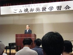 ごみ焼却学習会で挨拶する広域連合長の小坂・伊那市長
