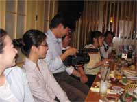 加藤学に密着取材する報道2001記者
