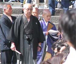 大本願の尼僧によるお数珠頂戴