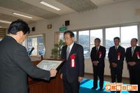功労者表彰を受ける北島靖生前村長 いなまいドットコム