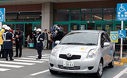 夫が妻をひく事故が起きたスーパー前の駐車場。右は夫が運転していた乗用車=長野県茅野市塚原で06年12月8日
