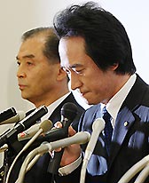 記者会見するグッドウィル・グループの折口会長(右)とコムスンの樋口社長=日本経済新聞