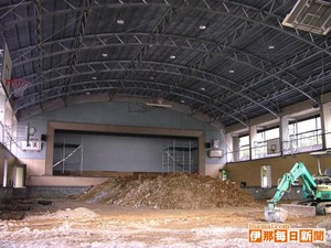 駒ケ根市の東中学校体育館の耐震補強工事