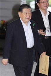 臨時閣議のため首相官邸に入る若林農相=6日午前(中日新聞)