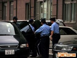 駒ケ根署で地検行きの車に乗せられる宮下容疑者(10日午後3時:伊那毎日新聞)