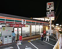 事件後、臨時休業した「セブンイレブン寝屋川高宮店」6日夜、大阪府寝屋川市
