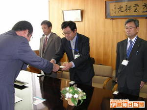 原寛恒副市長から辞令を受け取る県総務部税務課個人県民税対策室上伊那駐在の収納推進員