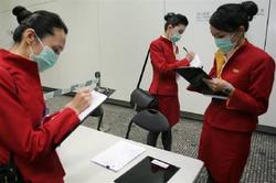 香港国際空港で健康申告書に記入するキャセイ航空のキャビンアテンダント。ロイター