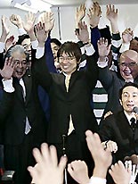 大阪府知事に初当選し万歳する橋下徹氏=27日、大阪市中央区〔共同〕<br />
