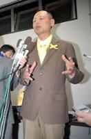 落選し、会見で記者の質問に答える井原勝介さん=山口県岩国市麻里布町の選挙事務所で2008年2月10日午後11時27分(毎日新聞)