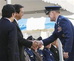 米兵の夜間外出禁止令に言及したライト在日米軍司令官。空自司令部の移転式典で