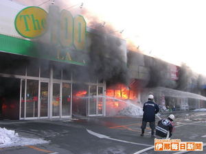 ダイソー駒ヶ根店の火災 =伊那毎日新聞 2/29=