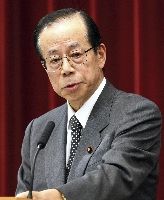 記者会見で道路特定財源の新提案を説明する福田首相