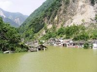 集落の大部分を水没させた土砂崩れダム(18日、四川省綿竹市で)=読売新聞