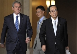 記者会見に向かうブッシュ米大統領(左)と福田首相。2008年7月6日。北海道洞爺湖にて(AP通信)