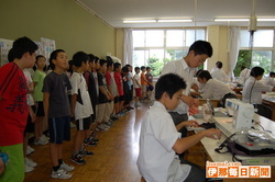 赤穂東小の5、6年生が赤穂中学校を見学 =伊那毎日新聞=