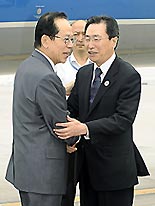 五輪開会式出席のため北京国際空港に到着し、中国の武大偉外務次官(右)の出迎えを受ける福田首相 =共同通信=