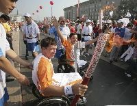 聖火が北京市内に到着し、車いすでリレーするランナー 2008年9月5日 読売新聞